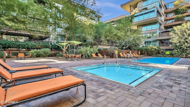 7117 E Rancho Vista Dr Unit 1012, Scottsdale, AZ 85251 - community pool with a patio and a community hot tub