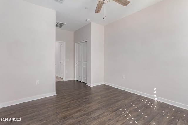 empty room featuring dark wood-type flooring and ceiling fan