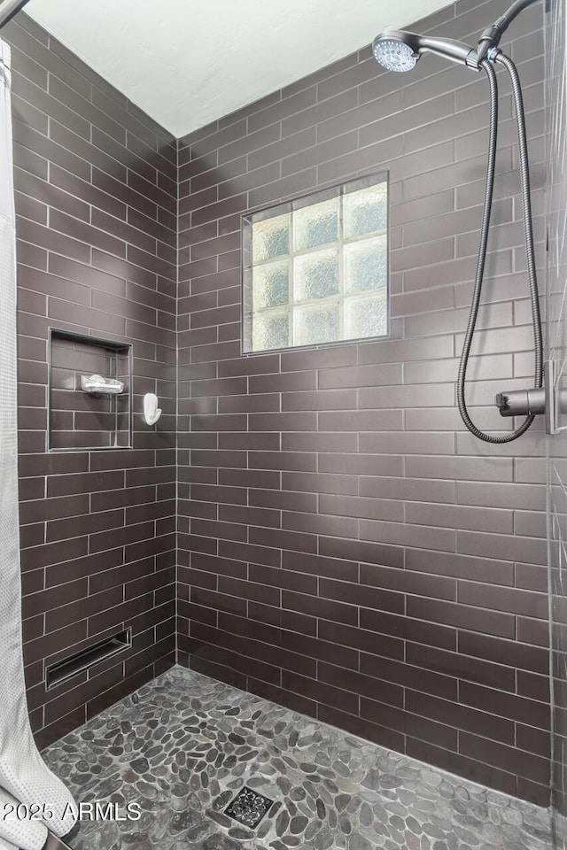 bathroom featuring a tile shower