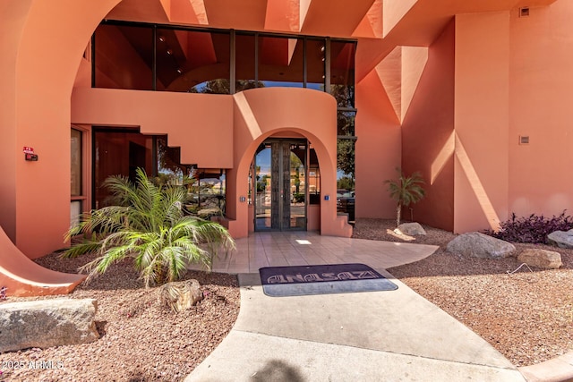 property entrance featuring stucco siding