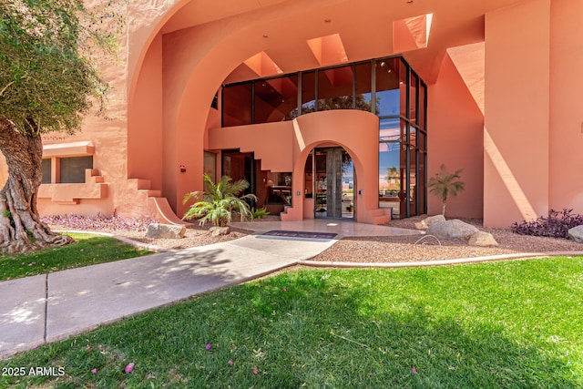 entrance to property featuring a yard