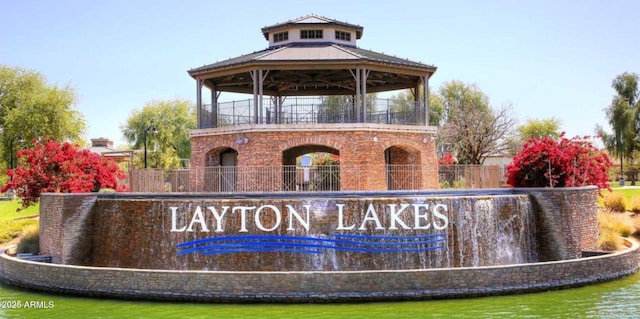 community / neighborhood sign featuring a water view