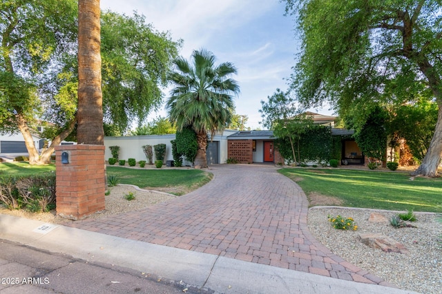 301 W Royal Palm Rd, Phoenix, AZ 85021 - view of front of property with a front yard and curved driveway