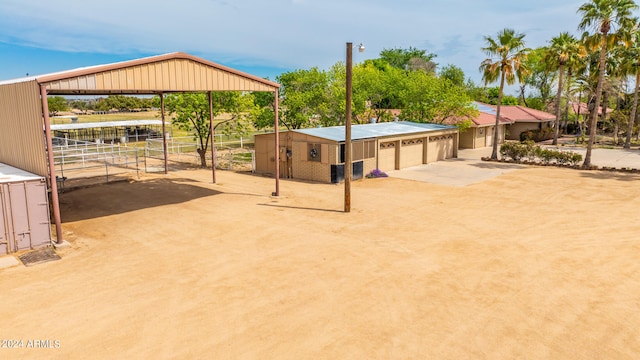 view of yard with an outdoor structure