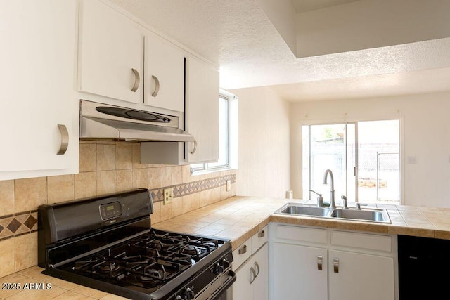 1315 Via Cabrillo, Sierra Vista, AZ 85635 - kitchen with gas range oven, under cabinet range hood, a sink, tile counters, and a textured ceiling