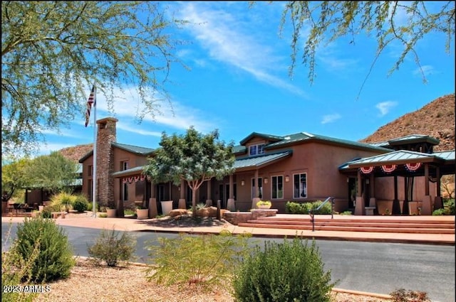 view of front of property featuring a gazebo