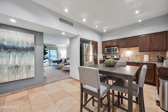 357 E Thomas Rd Unit A208, Phoenix, AZ 85012 - dining space featuring light tile patterned flooring, recessed lighting, and a towering ceiling