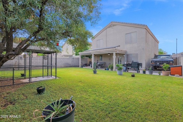 view of yard featuring a fenced backyard, a ceiling fan, and a patio