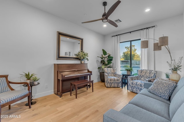 living room with visible vents, baseboards, recessed lighting, light wood-style floors, and a ceiling fan