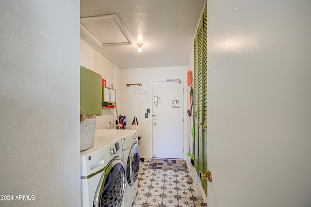 washroom featuring a textured ceiling and washing machine and dryer