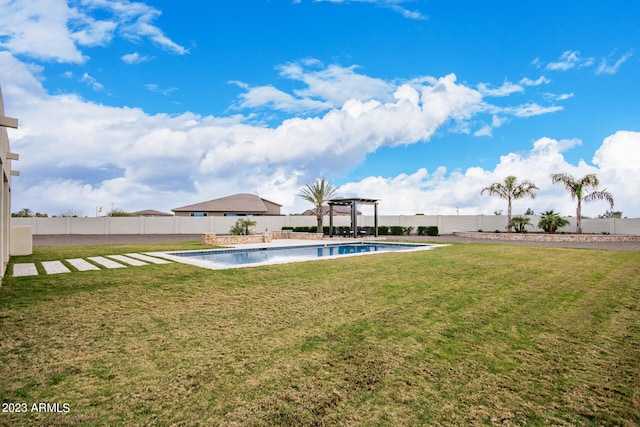 view of yard featuring a fenced in pool