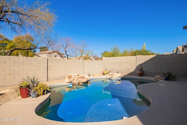 view of swimming pool