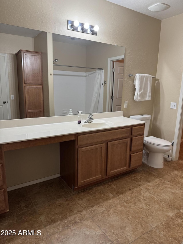 full bath featuring a shower with curtain, a textured wall, vanity, and toilet