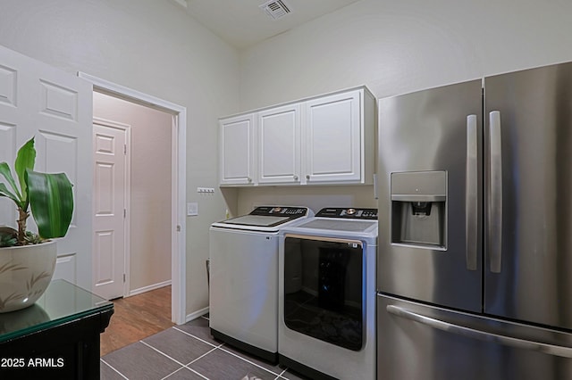 clothes washing area with baseboards, dark wood-style floors, visible vents, and independent washer and dryer