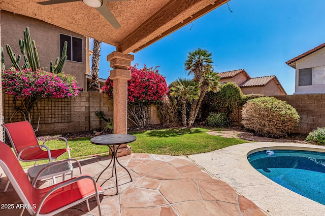 view of patio with a fenced backyard and ceiling fan