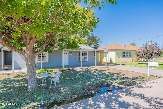 view of front of property featuring a front lawn