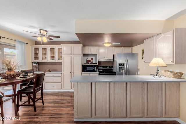 1133 N 84th Pl, Scottsdale, AZ 85257 - kitchen with black appliances, a peninsula, under cabinet range hood, ceiling fan, and dark wood-style floors