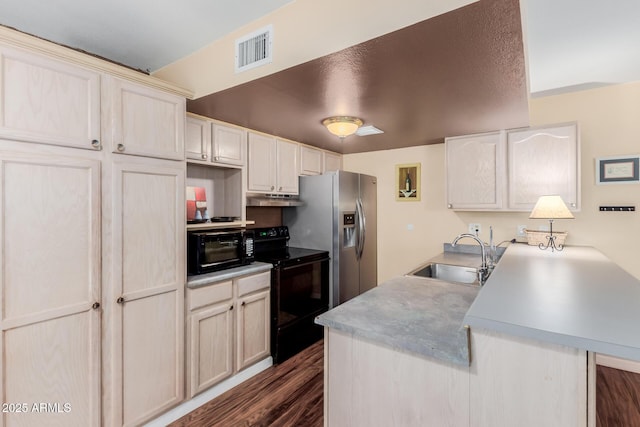 1133 N 84th Pl, Scottsdale, AZ 85257 - kitchen with black appliances, under cabinet range hood, dark wood-type flooring, a peninsula, and light countertops