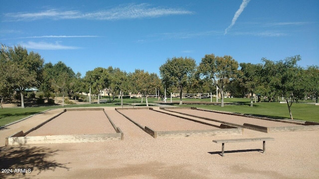 view of property's community featuring a lawn