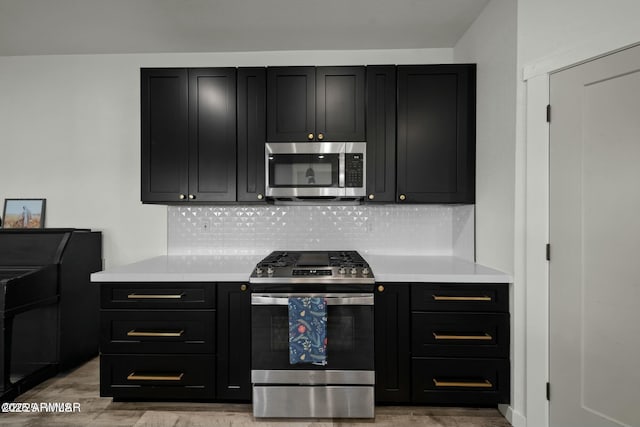 kitchen featuring tasteful backsplash and appliances with stainless steel finishes