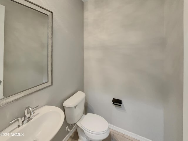 bathroom featuring toilet and sink