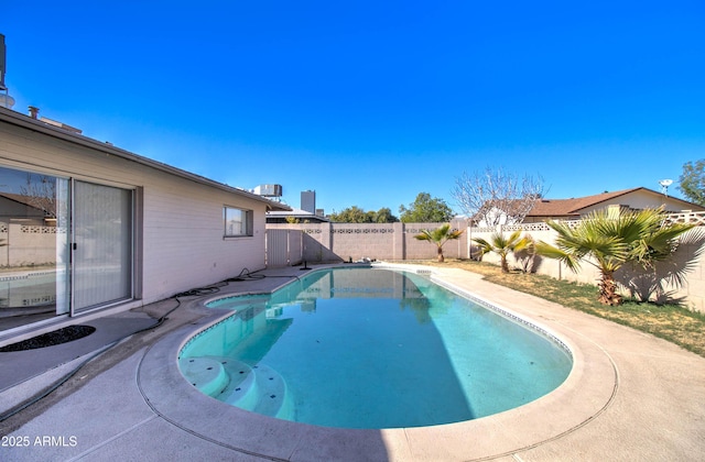 view of swimming pool