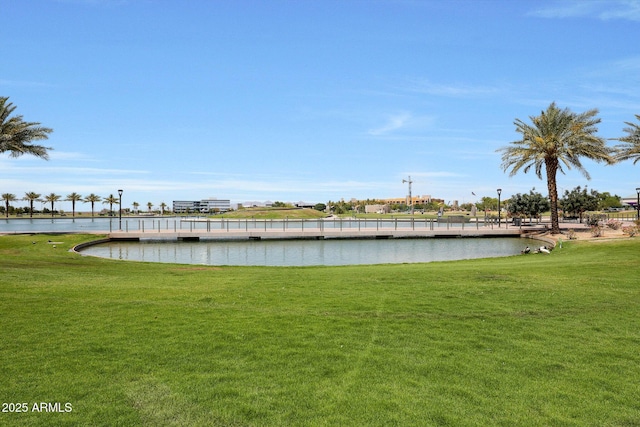view of grassy yard featuring a water view
