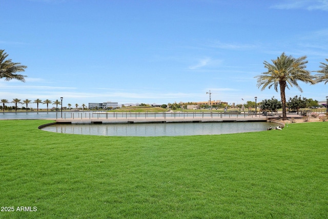view of grassy yard featuring a water view
