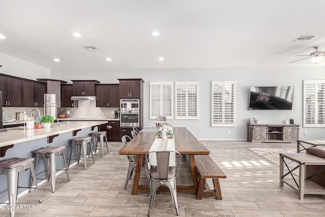 dining area featuring sink, plenty of natural light, light hardwood / wood-style floors, and ceiling fan