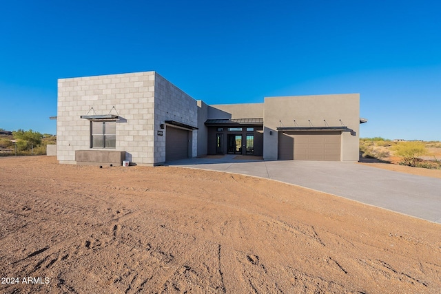 view of front facade featuring a garage