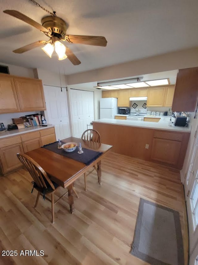 dining area with visible vents, ceiling fan, and light wood-style flooring