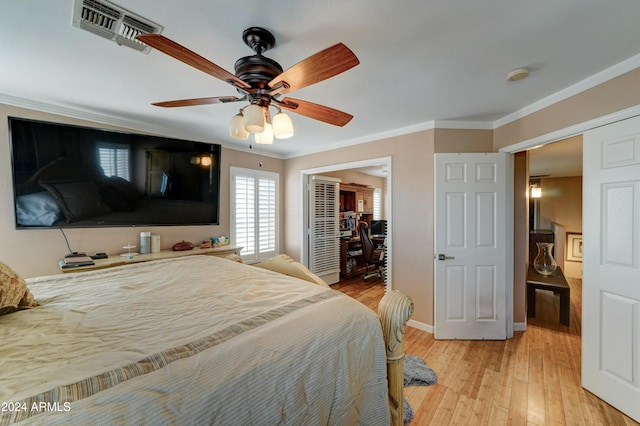 bedroom with ceiling fan, a closet, ornamental molding, and light hardwood / wood-style flooring