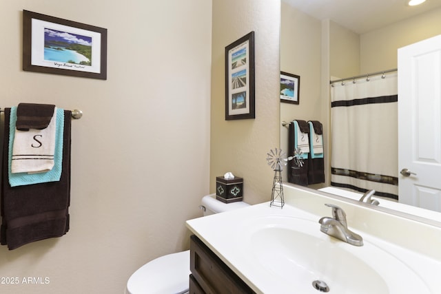 full bathroom featuring a shower with shower curtain, toilet, and vanity