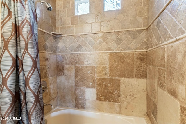 details featuring shower / bath combo with shower curtain