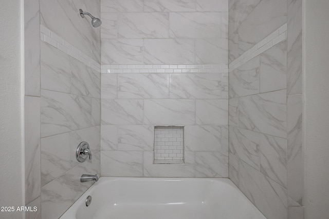 bathroom featuring tiled shower / bath combo