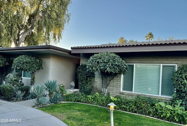 view of front of house with a front yard