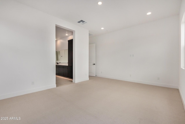 unfurnished room featuring light carpet, baseboards, visible vents, and recessed lighting