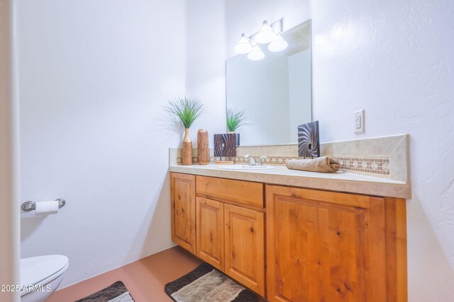 6754 E Roberto Loop, Hereford, AZ 85615 - half bath featuring backsplash, toilet, and vanity