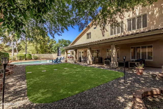 view of yard featuring a patio area