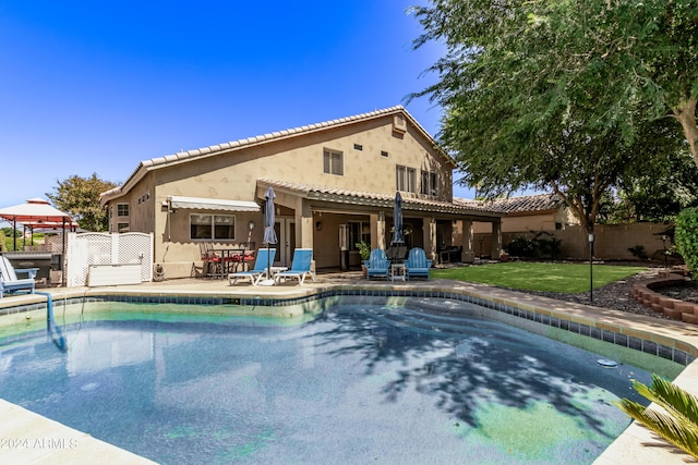 view of swimming pool with a lawn