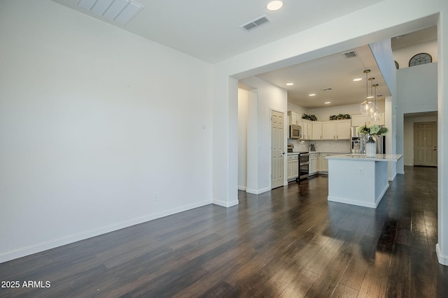 10925 E Toluca Ave, Mesa, AZ 85212 - kitchen with stainless steel appliances, dark wood-style floors, light countertops, baseboards, and a peninsula