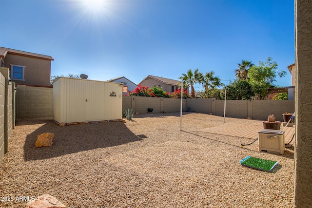 view of yard featuring a shed