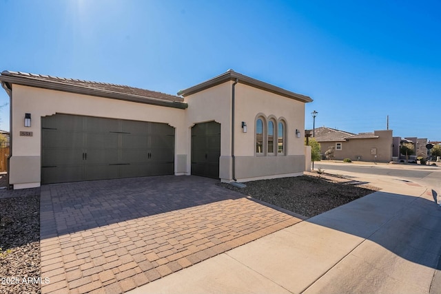 view of front facade featuring a garage