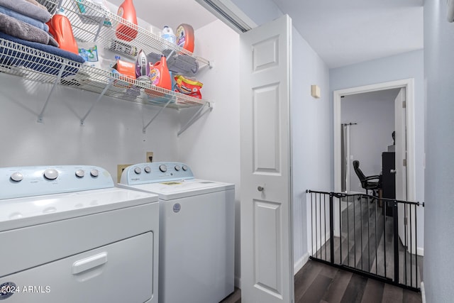 clothes washing area with dark hardwood / wood-style floors and independent washer and dryer