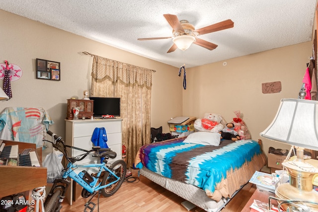 bedroom featuring a textured ceiling, light hardwood / wood-style flooring, and ceiling fan