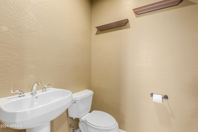 bathroom featuring toilet and sink