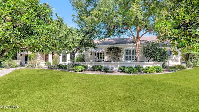 view of front of property featuring a front lawn