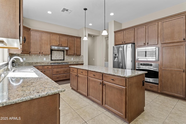 211 W New Dawn Dr, Chandler, AZ 85248 - kitchen with stainless steel appliances, a sink, under cabinet range hood, a kitchen island, and light tile patterned floors