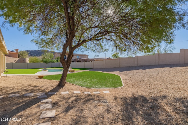 view of yard featuring a fenced in pool