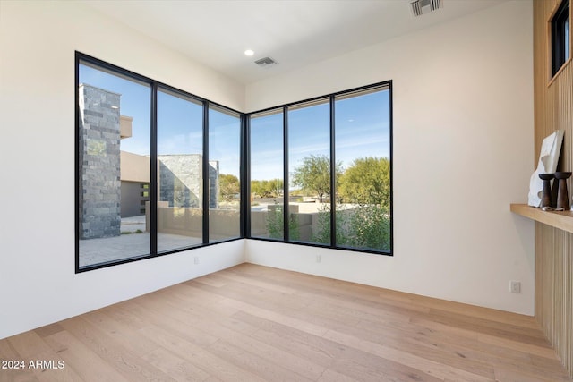 spare room featuring light wood-style flooring, visible vents, and recessed lighting